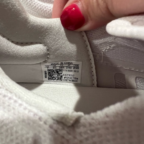 NIB Adidas Women’s Ultra Boost 22 Running Sneakers in White in size 7 - Picture 12 of 12